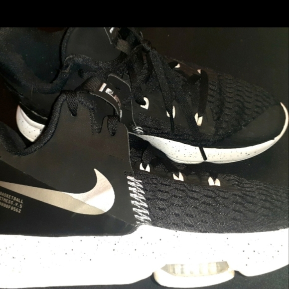 Lebron Nike Witness 5 - Picture 2 of 8